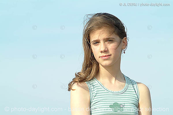 portrait de jeune fille au bord de la mer - girl's portrait at the sea's edge